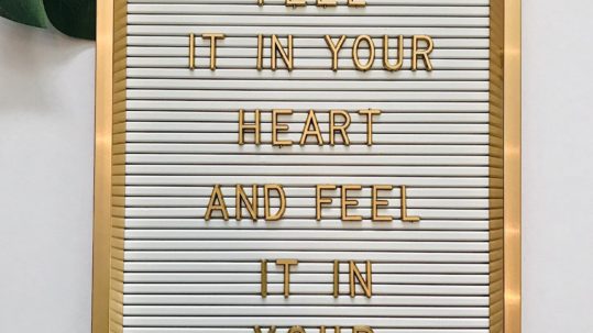 „Feel it in your heart and feel it in your soul“ on letter board / gold concept